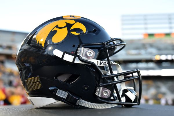 Hawkeyes keep five-star OT Proctor in Iowa